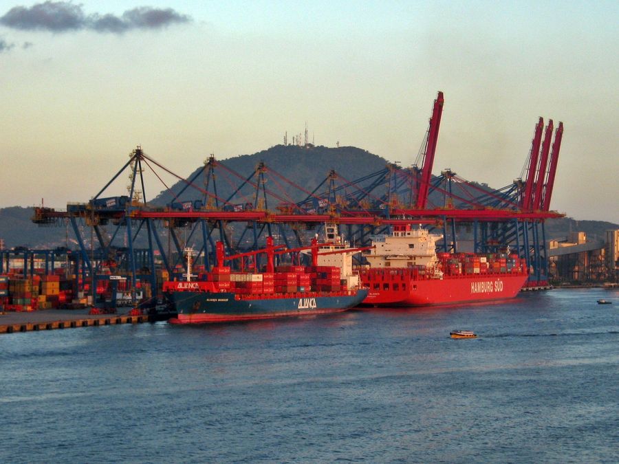 Navios porta-contêineres atracados sob os guindastes do Porto de Santos
